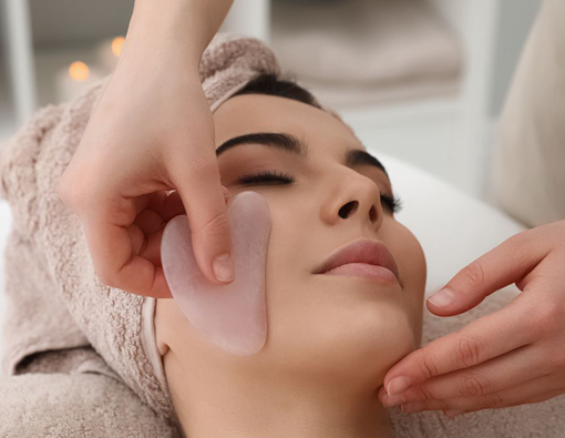 Gua Sha untuk Kecantikan, Rahasia Wajah Awet Muda dan Tirus 