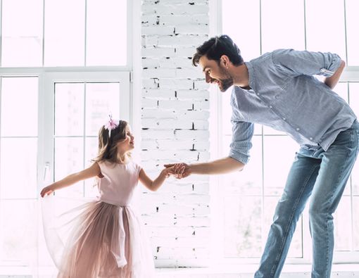 Benarkah Ayah Lebih Perhatian terhadap Anak Perempuan?