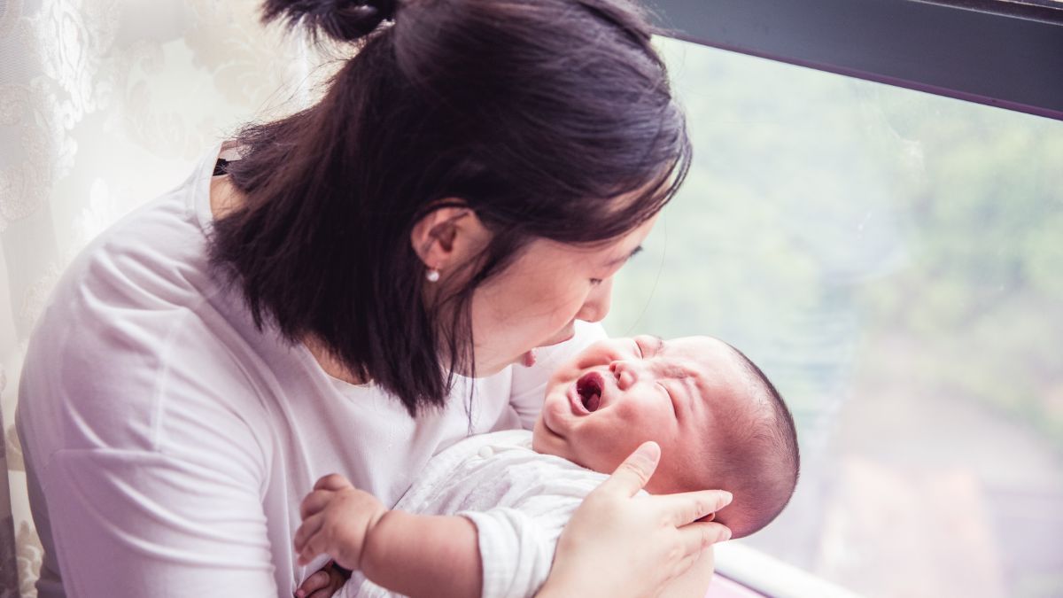 10 Tips Pertolongan Pertama Saat Bayi Jatuh dari Tempat Tidur