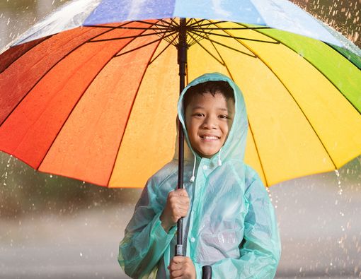 Cara Mencegah si Kecil Sakit Setelah Kehujanan