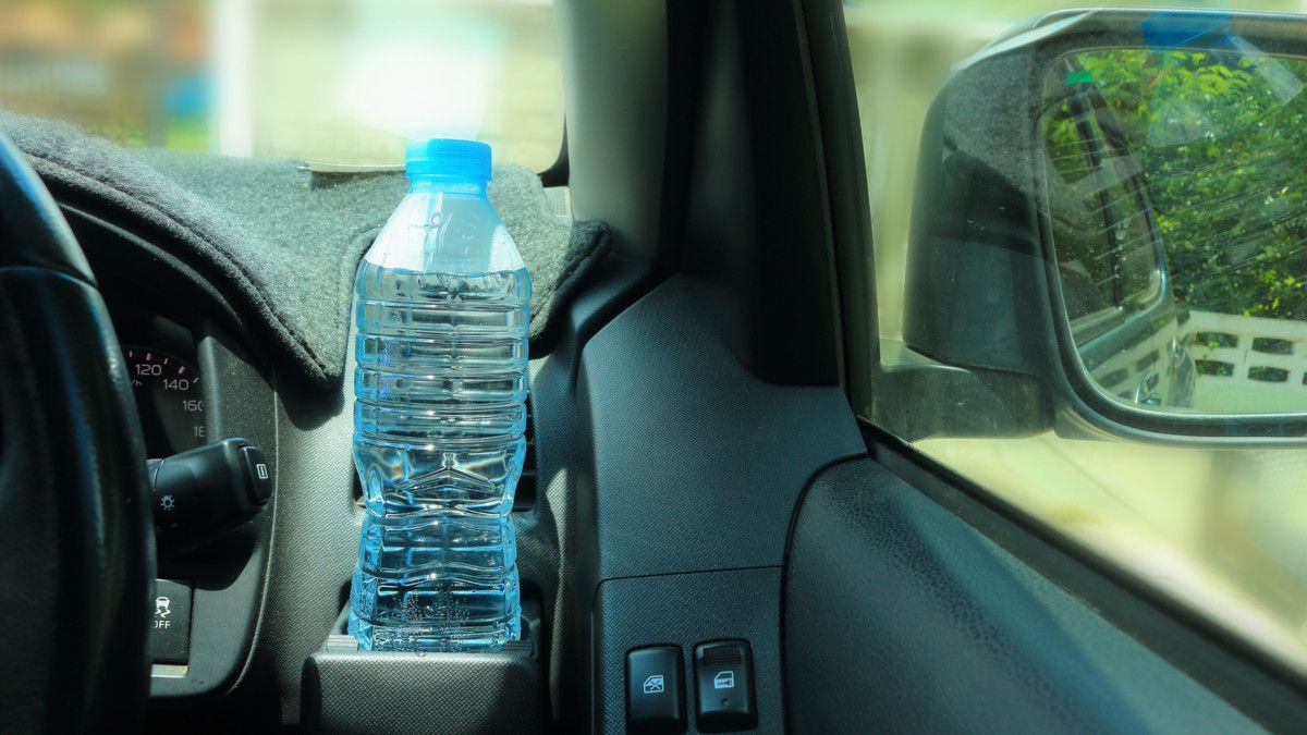 Bahaya Meninggalkan Air Kemasan di Dalam Mobil