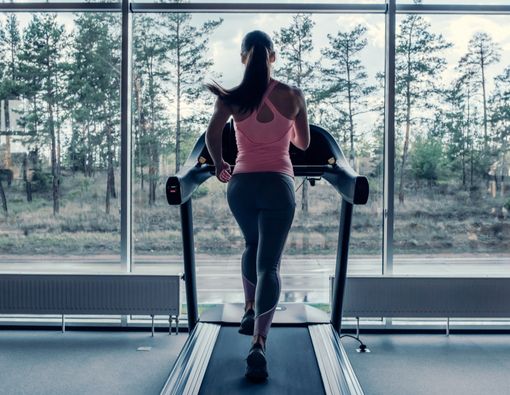 Latihan Treadmill Bisa Mengurangi Nyeri Haid?