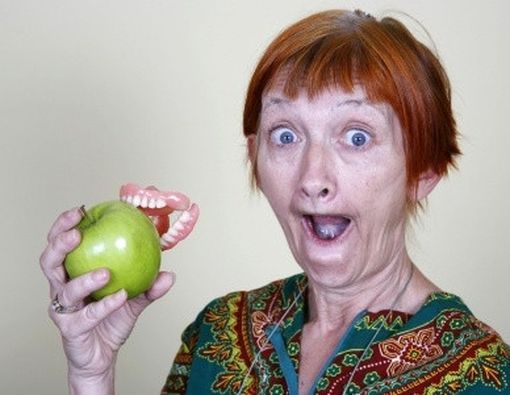 7 Tips Merawat Gigi Palsu