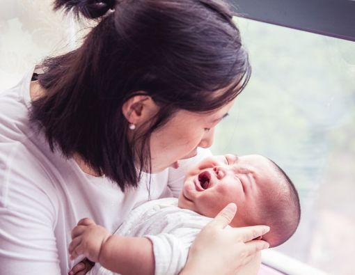 10 Tips Pertolongan Pertama Saat Bayi Jatuh dari Tempat Tidur