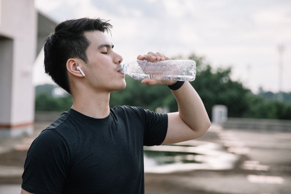 Air Minum Mengandung Mineral Picu Radang Tenggorokan? (SOSOPIX/Shutterstock)