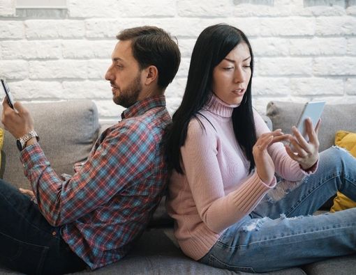 Jangan Salah, Ini Bedanya Rahasia dan Privasi dalam Hubungan