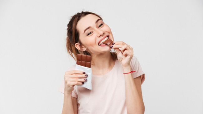 Cokelat Bisa Bikin Jerawat Muncul, Benarkah? (Dean Drobot/Shutterstock)