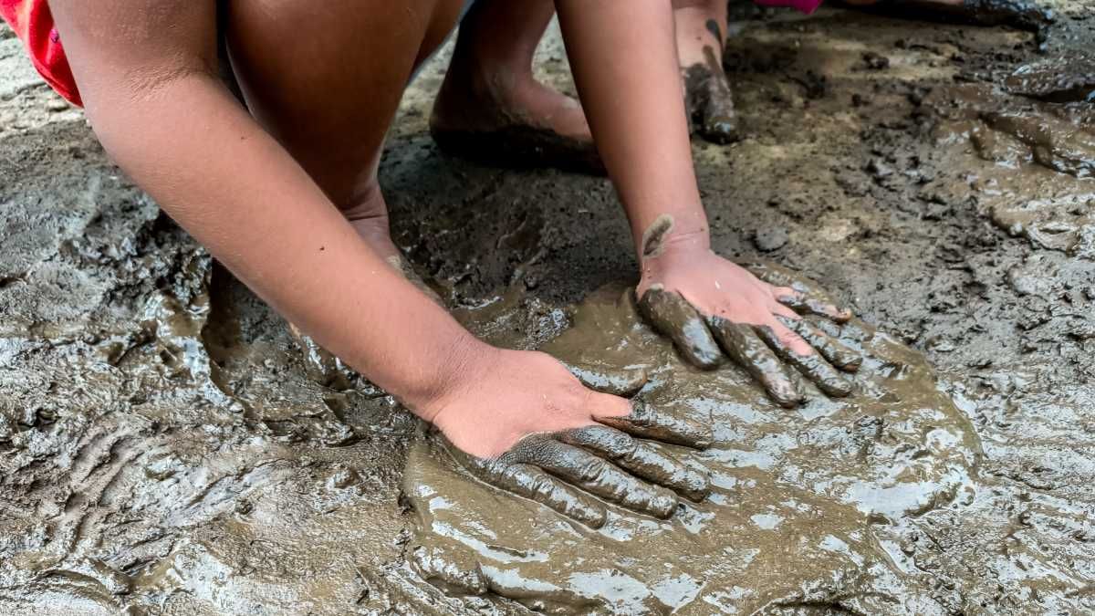 Bahaya di Balik Tren Mandi Lumpur yang Viral