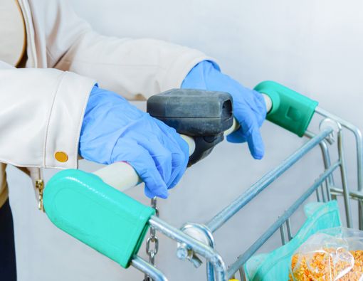 Hindari Pakai Sarung Tangan saat Belanja selama Pandemi COVID-19