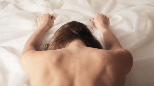 6 Posisi Seks untuk Pria dengan Perut Buncit