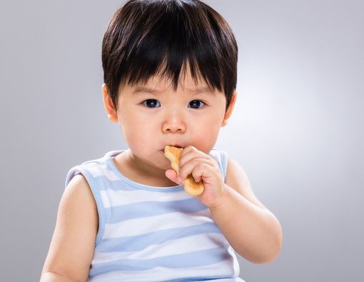 Tips Mengatasi Balita yang Doyan Ngemil