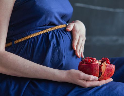 Wajib Dicoba, Buah Delima Bermanfaat buat Ibu Hamil dan Promil, Lho!