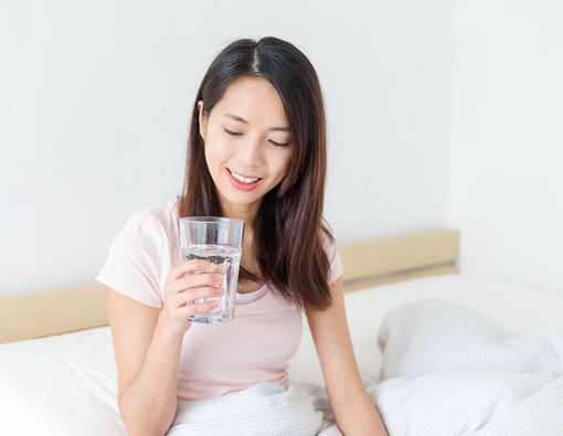 Bangun Tidur, Pilih Minum Air Hangat atau Air Dingin?