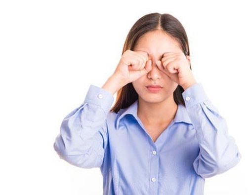 Menggosok Mata dengan Tangan, Amankah?