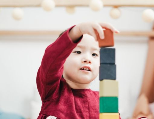 Balita Suka Menyusun Barang, Benarkah Gejala Autisme?