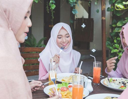 Cara Mengatasi Gigi Ngilu Saat Buka Puasa