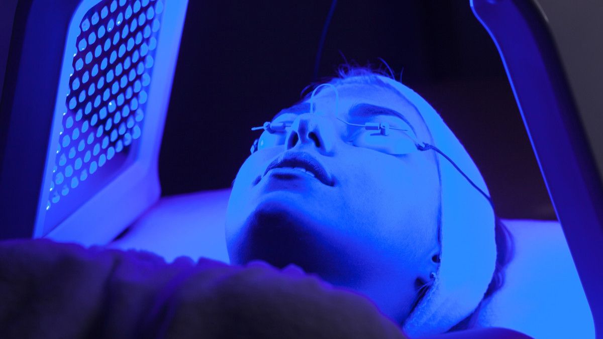 Efektifkah Mengatasi Jerawat dengan Blue Light Therapy?