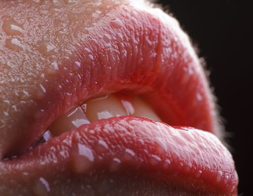 Miliki Bibir Merah dan Lembap dengan Cara Ini