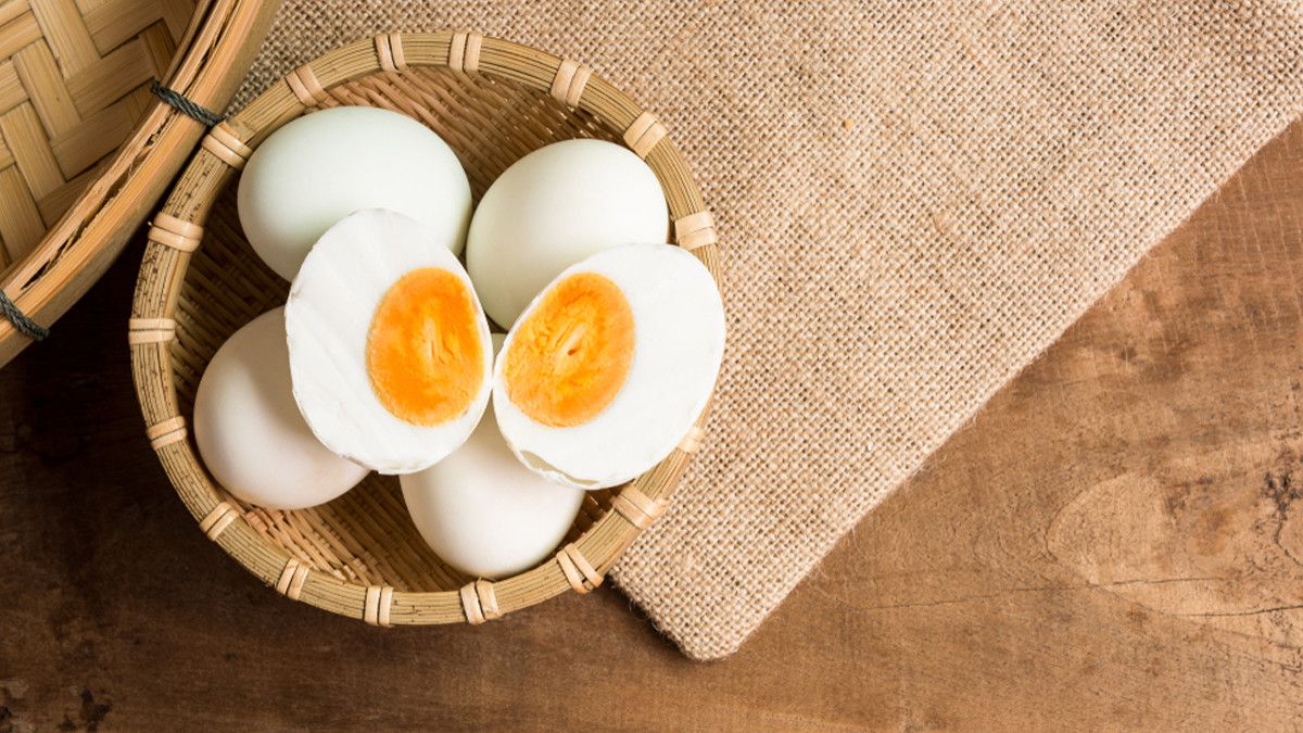 Ini Aturan Makan Telur Asin Bagi Si Penderita Hipertensi
