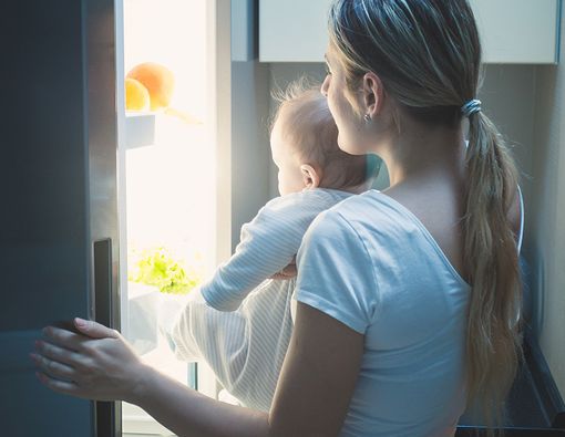 Terbangun Lapar pada Malam Hari, Bolehkah si Kecil Ngemil?