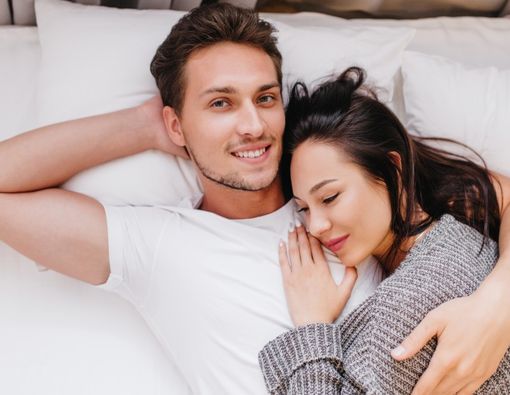 Posisi Tidur Pasangan dan Artinya Menurut Psikolog