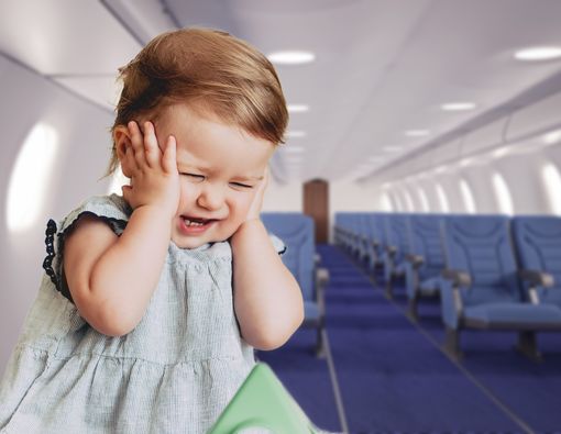Tips agar si Kecil Bebas Nyeri Telinga Saat Naik Pesawat