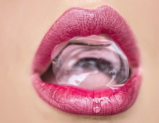 Benarkah Mengunyah Es Batu Tanda Menderita Penyakit Serius?