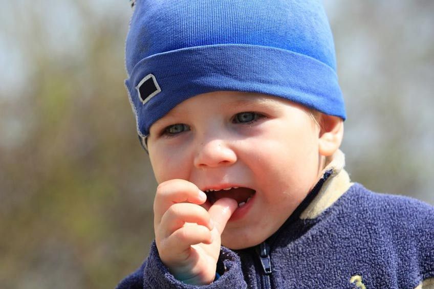 Mengisap Jempol Sebabkan Gigi Tonggos pada Anak?