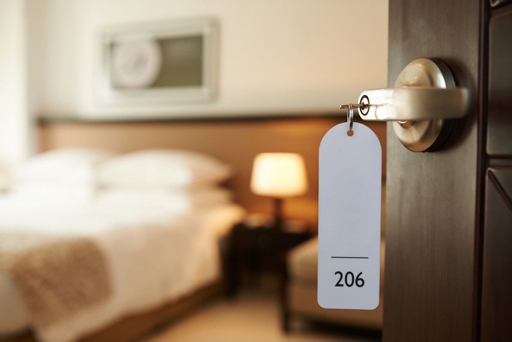Awas, Penyakit Juga Bisa Menular dari Kolam Renang Hotel! (Dragon Imagaes/Shutterstock)