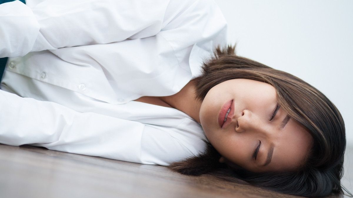 Tidur di Lantai Bisa Tingkatkan Risiko Paru-Paru Basah, Benarkah?
