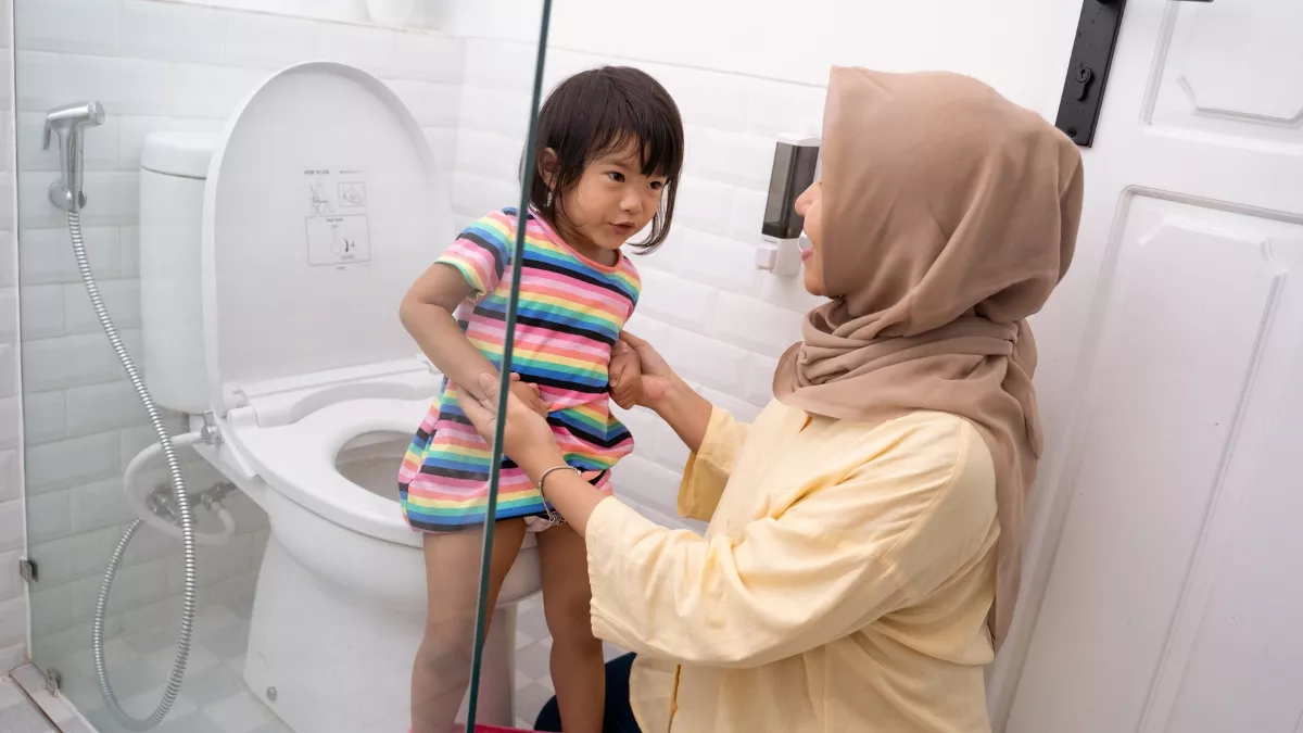 Cara Melatih Anak untuk Lepas Popok dan Beralih ke Buang Air di Toilet