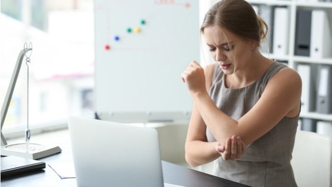 Tersetrum Saat Bersentuhan, Apa Penyebabnya?