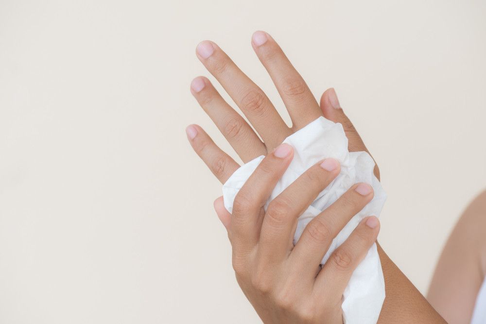 Mengeringkan Tangan dengan Tisu dan Hand Dryer, Mana Lebih Aman?