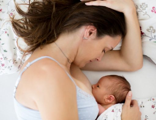 6 Tips Menyusui bagi Ibu dengan Payudara Besar