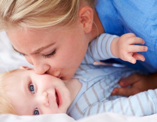 Sering Mencium Bayi Bisa Sebabkan Meningitis, Mitos atau Fakta?