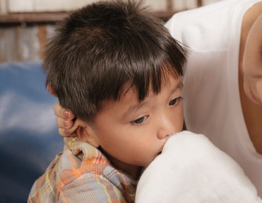 Anak Sering Muntah Hanya pada Malam Hari? Ini Penyebabnya