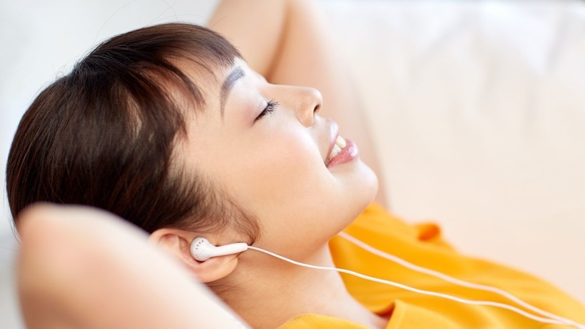 Kiat Menggunakan Earphone agar Aman untuk Telinga