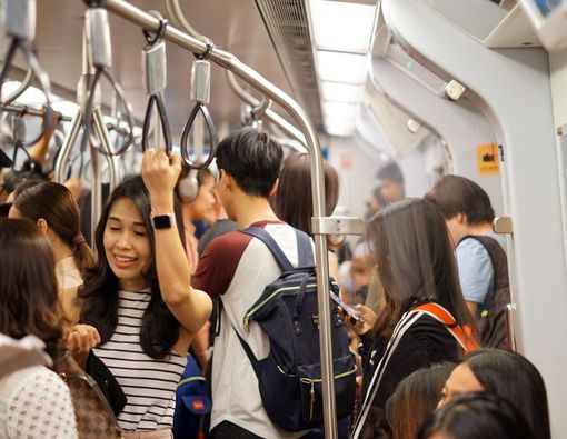 Lakukan Ini agar Bebas Pegal Saat Berdiri Lama di Kereta Komuter