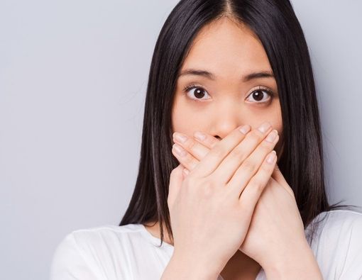 Apa yang Menyebabkan Kita Keceplosan Bicara?