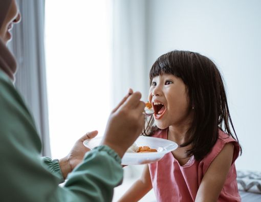 Daftar Makanan yang Buat Kecerdasan Anak Terhambat