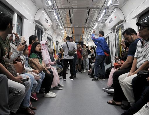 Awas, Meludah di Lantai Saat Naik MRT Bisa Picu Penyakit!