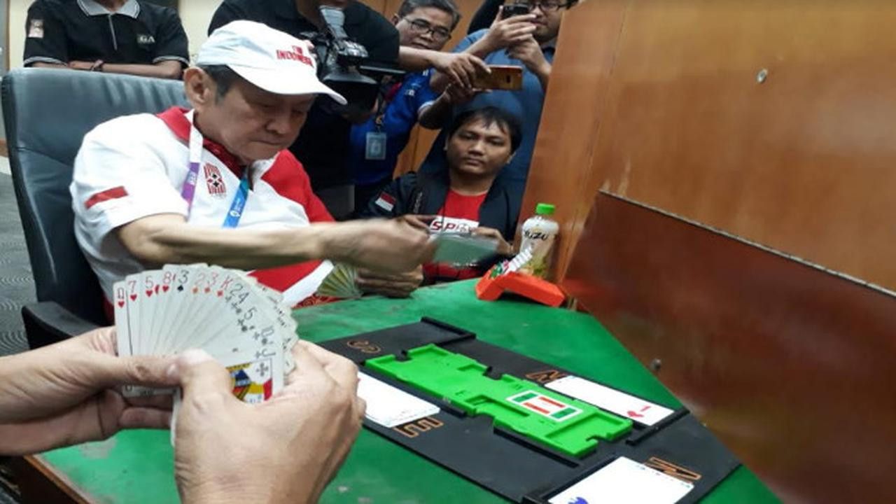 Bridge, Kiat Cegah Pikun ala Bambang Hartono dan Kong Te Yang