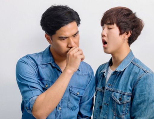 Hilangkan Bau Mulut dengan 5 Cara Alami dan Efektif Ini