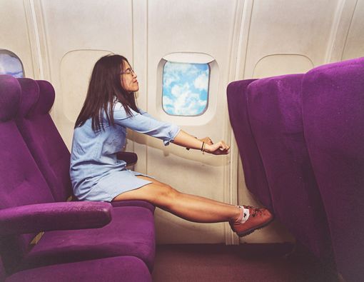 4 Gerakan Peregangan Sederhana Saat di Pesawat