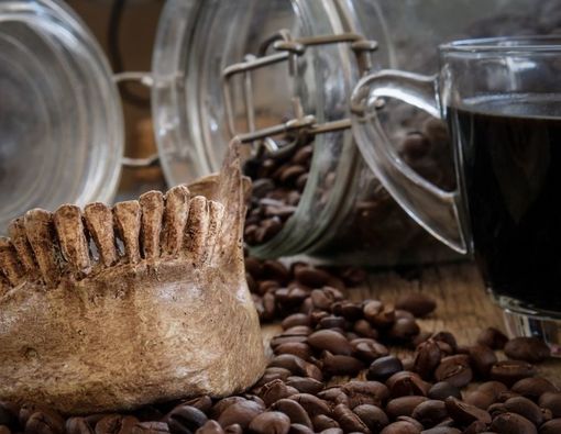 Cara Ampuh Mencegah dan Menghilangkan Noda Kopi di Gigi