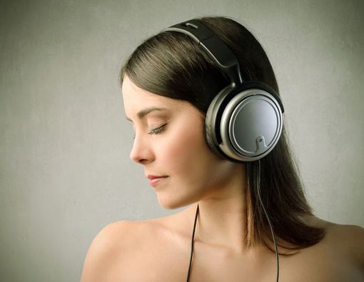 Sering Pakai Headset dan Earphone? Awas Bisa Tuli!