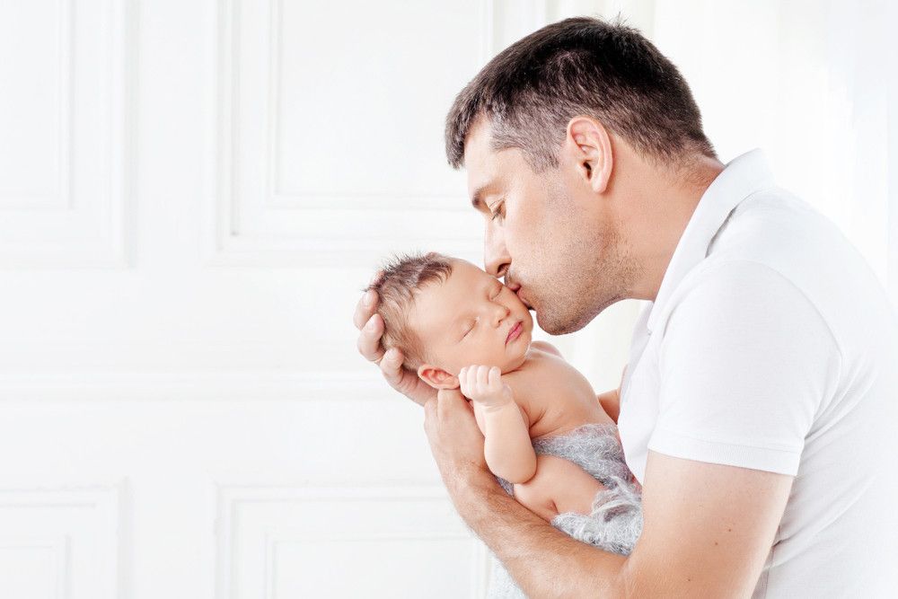 Membiarkan Ayah Mengasuh Bayi Baru Lahir, Amankah?