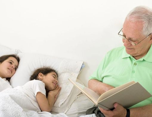 Empat Manfaat Mendongengkan Anak Sebelum Tidur