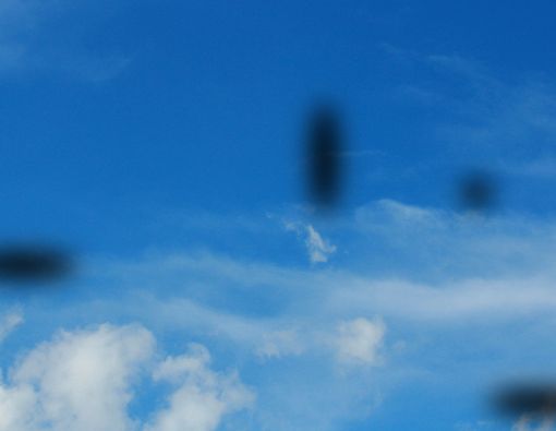 Melihat Bintik-Bintik Melayang? Ini Penyebab Floater di Mata