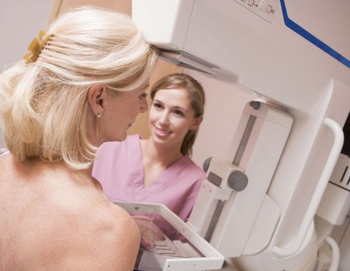 Benjolan di Payudara, Apakah Perlu Dioperasi?